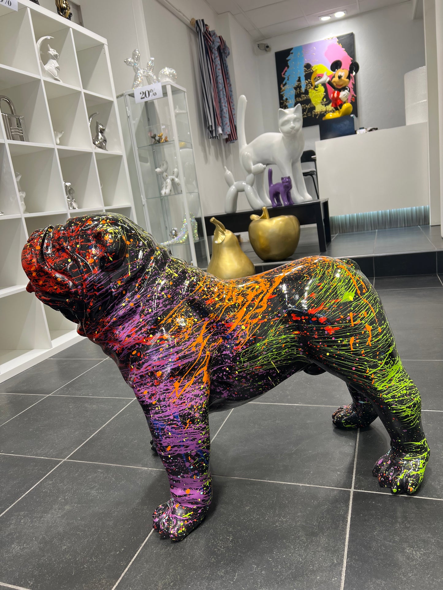 Bulldog met verfspatten voor buiten of binnen